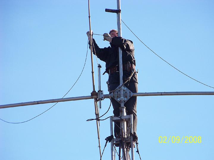 100_0087.jpg - Alex PA1AW trying to repair the 3 el. 20m yagi