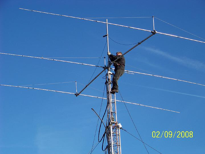 100_0088.jpg - Alex PA1AW trying to repair the 3 el. 20m yagi