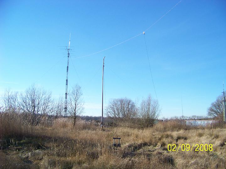 100_0097.jpg - The 7 el. 10m yagi, 10m vertical dipole with the 160m dipole. In the front the 40m Inverted vee